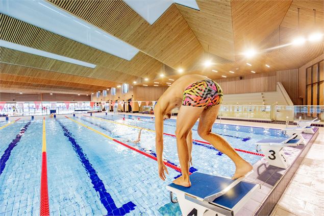 Bassins intérieurs de la piscine aqualudique du Stade à Chambéry - Louis Garnier Photography - Grand
