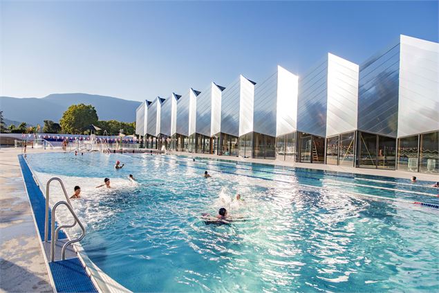 Bassins extérieur de la piscine aqualudique du Stade à Chambéry - Louis Garnier Photography - Grand