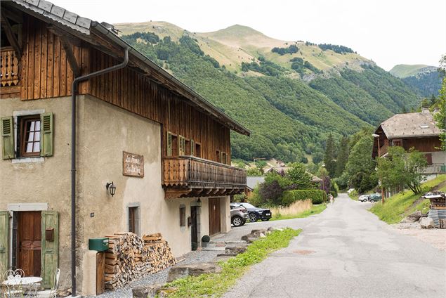 Habitat traditionnel et vue sur la Pointe de Nantaux - Yvan Tisseyre / OT Vallée d'Aulps