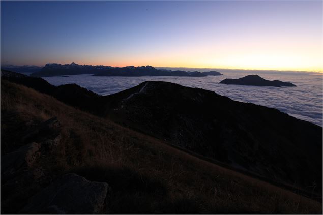 Vue sur la mer de nuages, la pointe Perret, le môle et le massif du Bargy et des Aravis - Cyril Noel