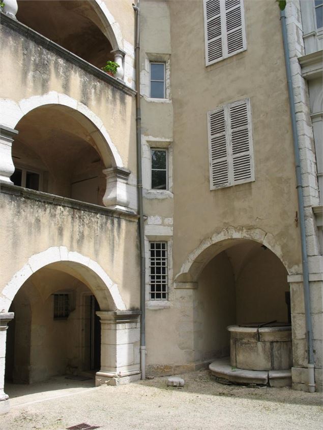 Cour intérieure de la maison natale de Brillat Savarin - Office de Tourisme Bugey Sud Grand Colombie