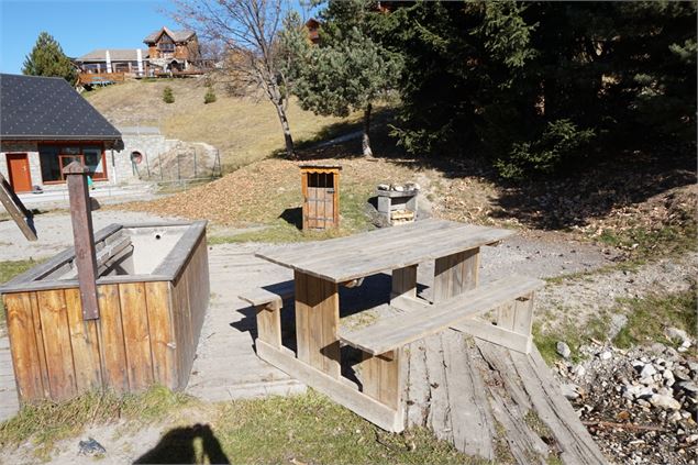 la table à côté de la fontaine - OT Peisey-Vallandry