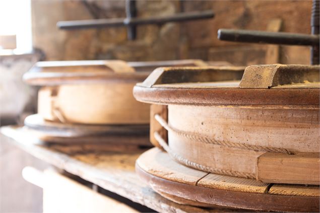Meulage des fromages Mini-musée de la Fruitière d'Ordonnaz - Marilou Perino