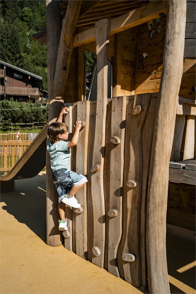 Enfant sur le mur d'escalade l'aire de jeux de Vonnes - C.Marchand - Mairie de Châtel