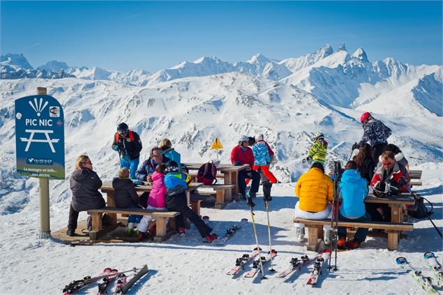 Skieurs qui piquent-niquent
