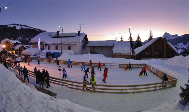 Patinoire à Notre Dame de Bellecombe - Office de Tourisme du Val d'Arly - ©JP Noisillier - nuts.fr