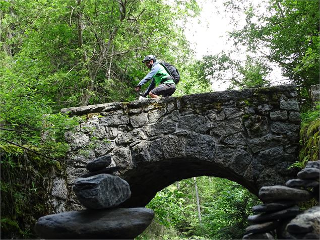 VTT sur le pont - © Patrick DUVILLARD