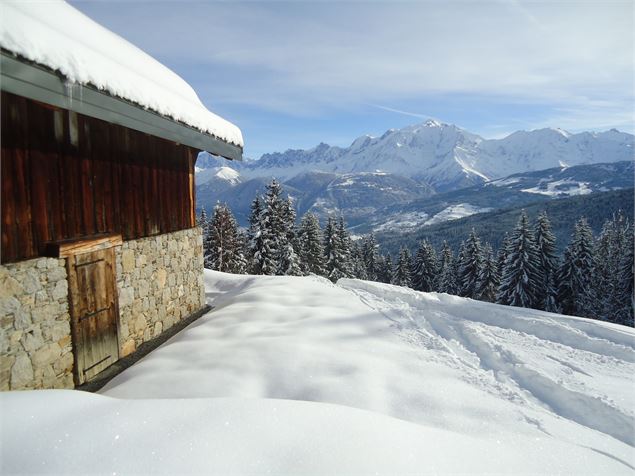 Trace dans la neige à côté d'une maison d'alpage - © Xavier et Caroline