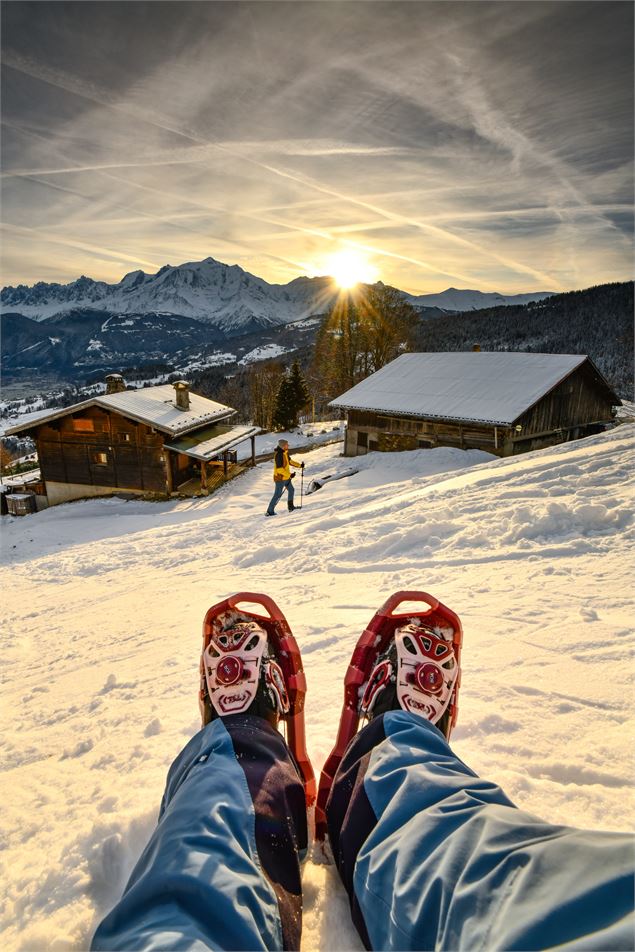 Raquettes face au Mont-Blanc - © Xavier et Caroline