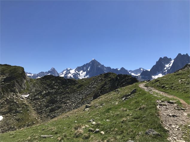 randonnée bel-lachat vue sur Les Drus - SMBTourisme