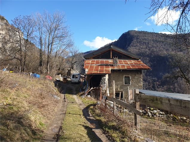 la pierre est 200 m plus loin à droite