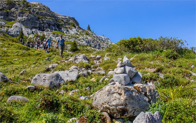 Randonneurs sur le sentier - OT Flaine / C.Genard
