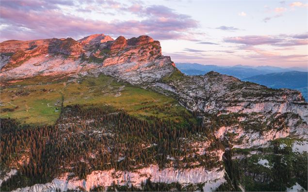 Vue aérienne d'Aujon au coucher du soleil - OT Flaine / C.Genard