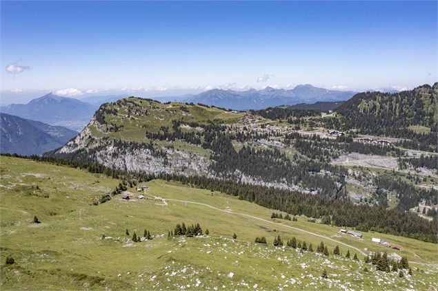 Les alpages d'Aujon avec la station de Flaine en arrière plan - OT Flaine / C.Genard