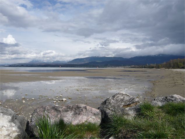 Plage hiver année bissextile, le niveau du lac est au plus bas - J Favrat Vaudaux