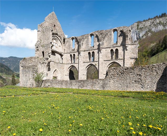 L'abbatiale d'Aulps et son cloître végétalisé - Yvan Tisseyre / OT Vallée d'Aulps