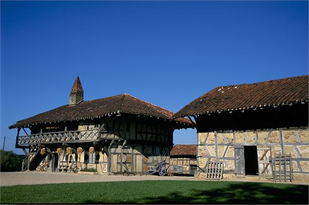 2 corps de bâtiment de la feme de la Forêt - ©Georges JANODY /Aintourisme