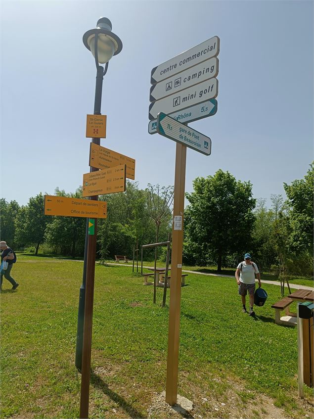 Départs de sentiers pédestres et liaison Viarhôna St-Genix-sur-Guiers St-Genix-les-Villages