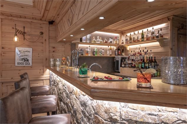 Bar - Tristan Shu
