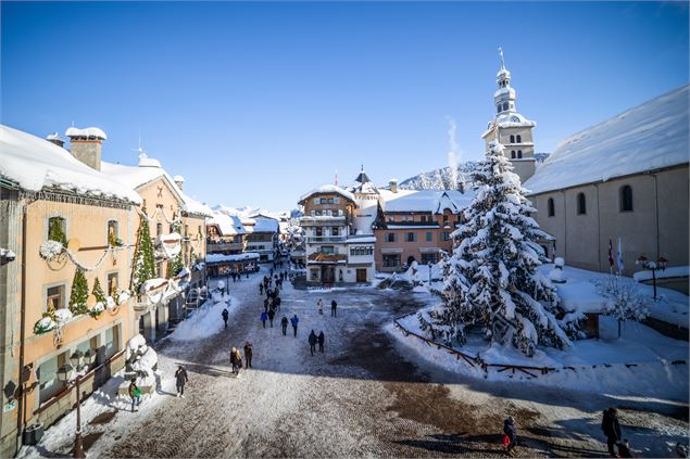 vue de la place de l'eglise en hiver
