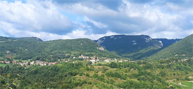 vue sur Bénonces depuis le GR - Marilou Perino OT Pérouges Bugey