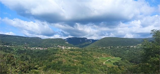 vue sur Bénonces depuis le GR - Marilou Perino OT Pérouges Bugey