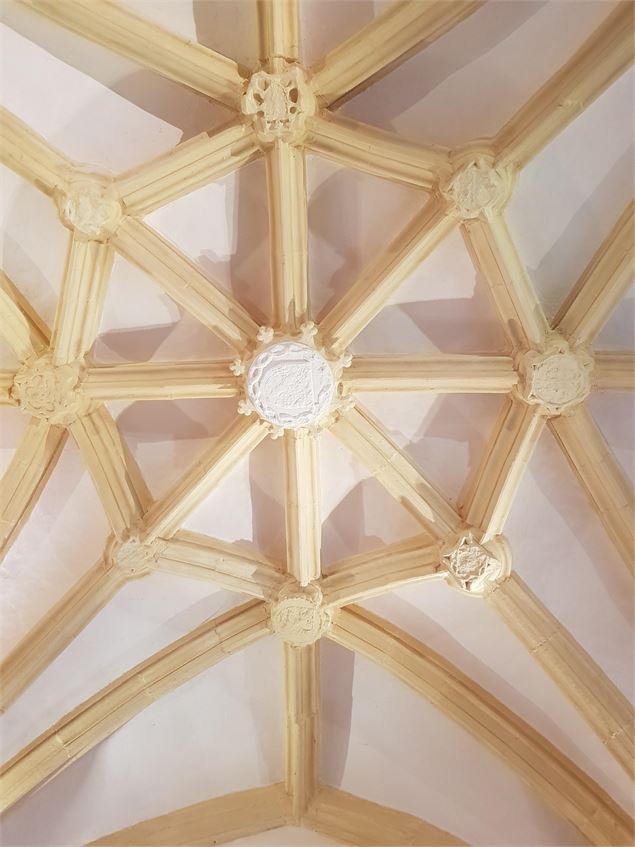 Voûte à liernes et tiercerons de la chapelle Saint-Sébastien de Conzieu - © ALG Office de Tourisme B