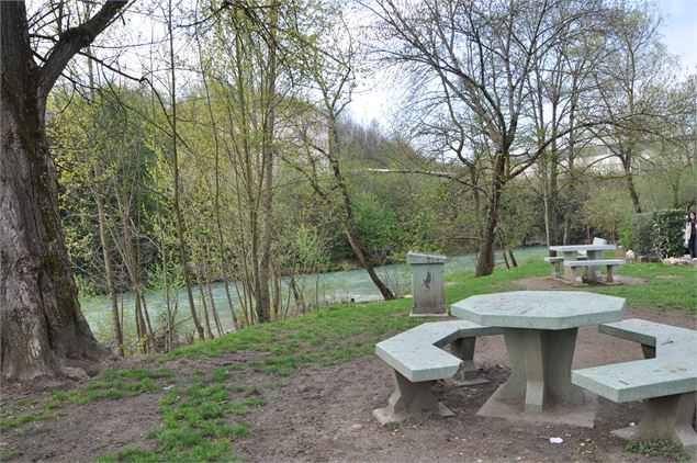 Table de pique-nique Pont de Beauvoisin - OT Val Guiers