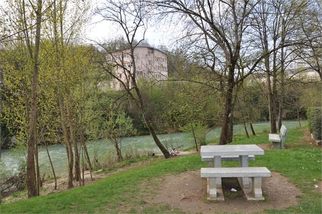 Table de pique-nique au bord du Guiers Pont de Beauvoisin - OT Val Guiers