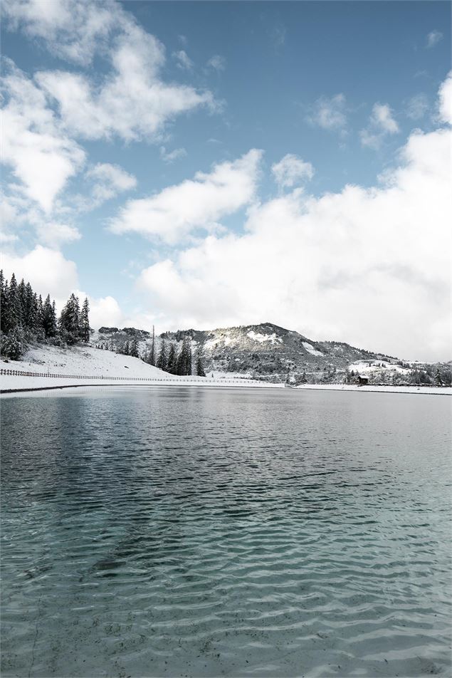 Le lac des Queysets en hiver - L.Meyer Châtel
