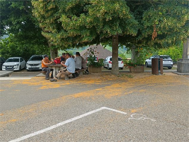 Table de pique-nique à côté de l'école Grésin St Genix les Villages - OT Val Guiers