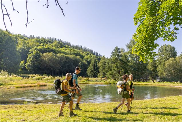 Randonneurs près du plan d'eau d'Albiez-le-Jeune - OTI Cœur de Maurienne
