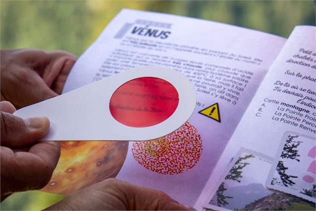 Livret de jeu ouvert sur une des énigmes - OT Flaine - N.Ladrix