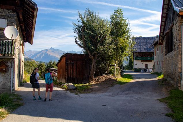 Randonneuses dans le hameau de la Cochette. - OTI Cœur de Maurienne