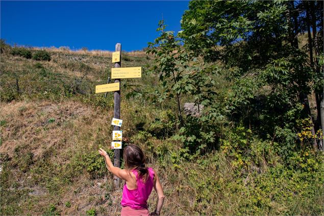 Randonneuse à l'entrée du hameau de la villette. - OTI Cœur de Maurienne