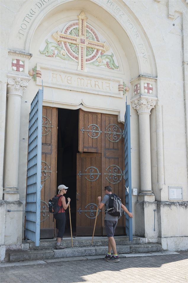 Entrée de pèlerins dans la Chapelle de Pigneux sur le Chemin de St Jacques St Genix sur Guiers _ St