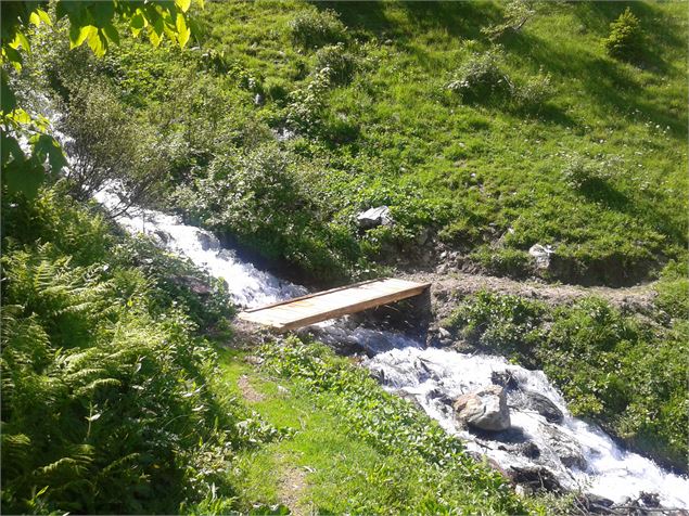 Pont vers refuge du Turia