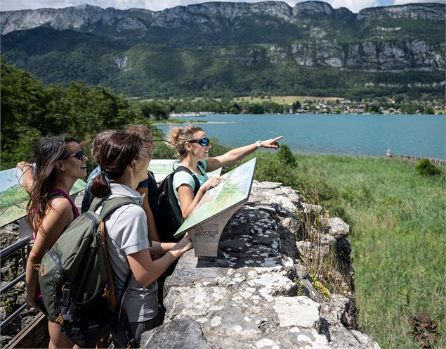 groupe en haut de la tour avec vue sur le lac - Tilby Vattard OTSLA