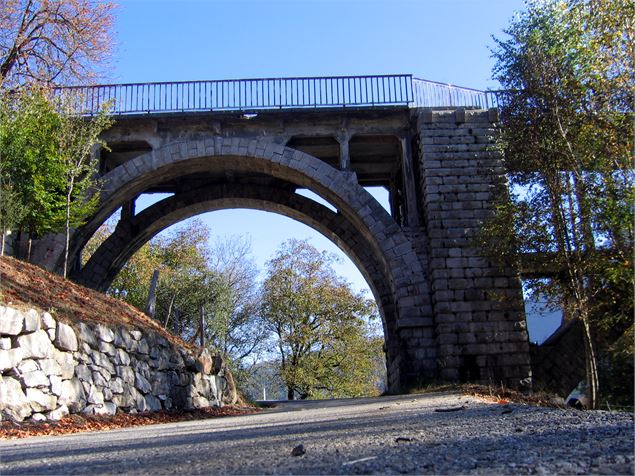 vue de la berge sous le pont - Tilby Vattard OTSLA