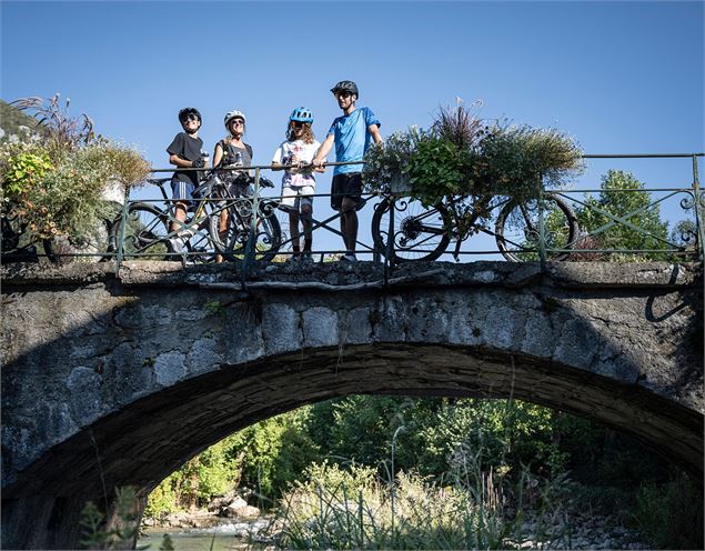 VTTistes sur le pont de Verthier - Peignée Verticale OTSLA