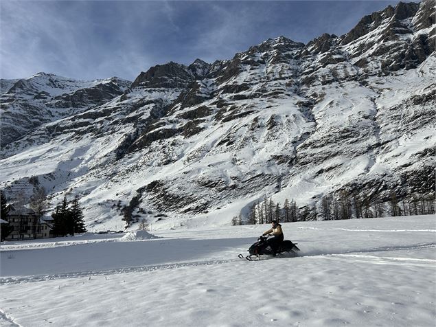 Motoneige électrique dans la plaine de Bessans - R.Tracq