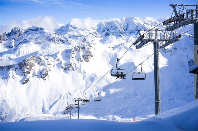Skieurs et snowboardeurs au bord du télésiège des Marmottes à Courchevel - Courchevel Tourisme