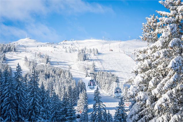 Remontées mécaniques sur le front de neige de Courchevel 1850 - Courchevel Tourisme