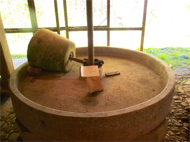 Pierre à broyer - Edmond Burnet Fauchez