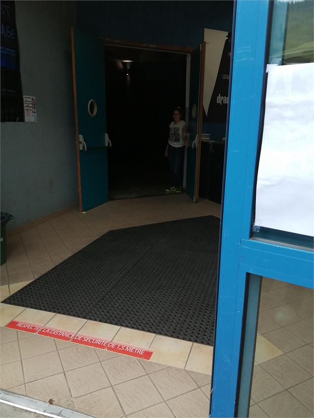 Entrée accès PMR salle de la Chaudanne - OTAB