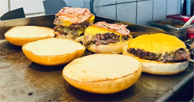 Cheeseburger, bacon burger, double cheeseburger - Libre de droit