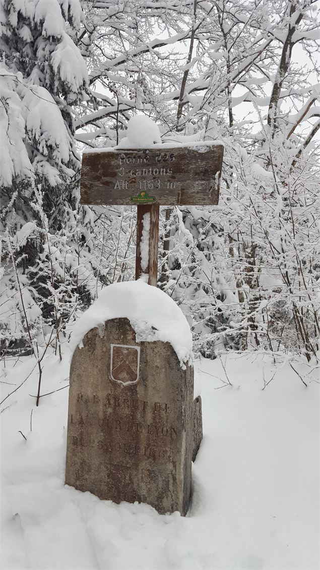 Photo borne des 3 cantons - BenjaminBecker - ENJ