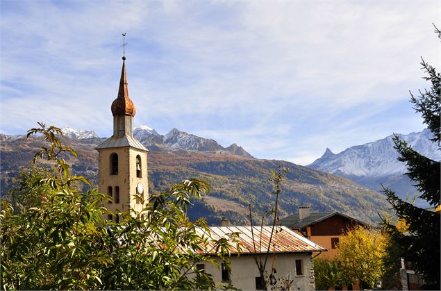 Vue du clocher de l'église St Martin en été - Mairie des Chapelles