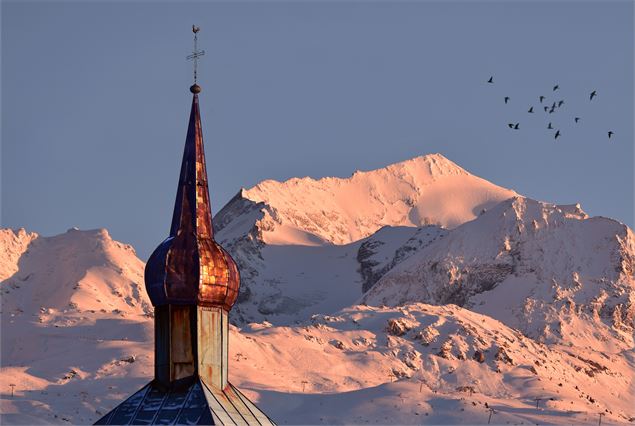 Vue du clocher de l'église, montagne enneigée sur le fond - Mairie des Chapelles