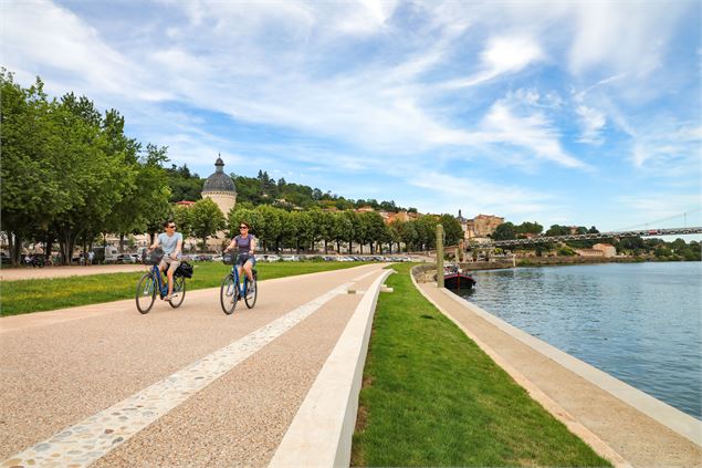 cyclistes sur la Voie Bleue à destination de Trévoux - ©Georges JANODY /Aintourisme